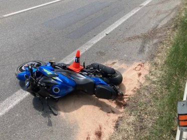 Motorkář zemřel po nárazu do svodidel, jeho spolujezdkyně bojuje o život