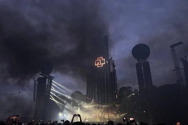 Rammstein odpálil v Trenčíne veľkolepú šou, celý koncert sme sledovali minútu po minúte