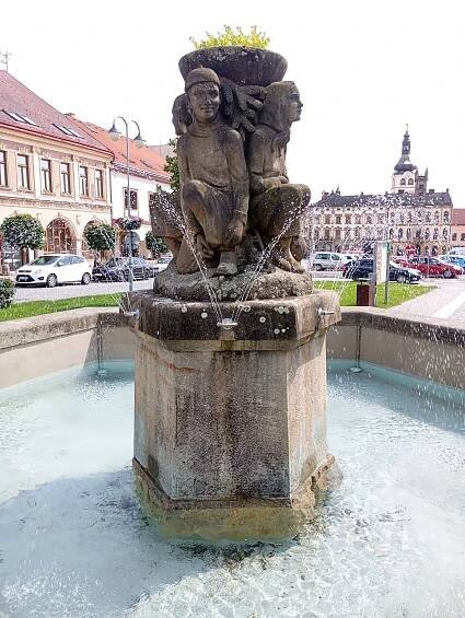 Foto • Kašna náměstí Jiřího z Poděbrad (Fontana) • Mapy.com