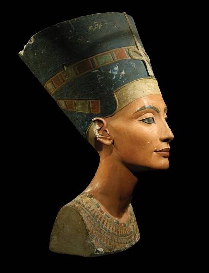 Královna nefertiti izolované na černém pozadí — Stock obrázek