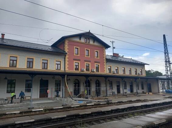 Vlakové nádraží na Střekově má nový kabát. Proměnou prochází celá ulice