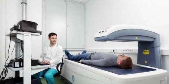 Lekár vykoná pacientovi röntgenovú denzitometriu