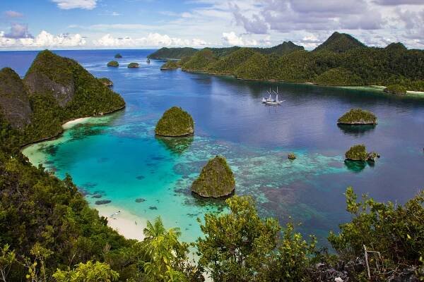 Indonesia Raja Ampat anchored