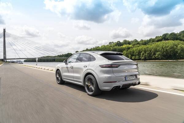 Řídili jsme nové nejsilnější Porsche Cayenne! Je to hybrid, ale elektřina mu přináší ještě víc rychlosti