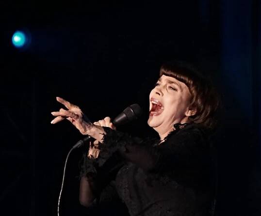Mireille Mathieu si zamilovala Prahu. Pravidelně tu koncertuje, natočila zde své poslední album i videoklip! - Tojesenzace.cz