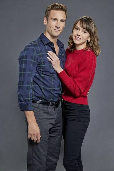 Andrew W. Walker, Aimee Teegarden - Rodina pod stromeček - Promo