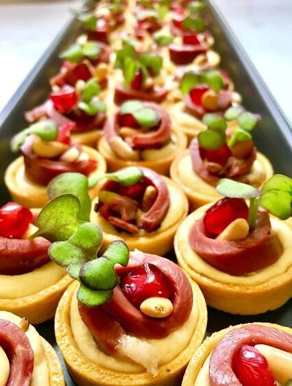 Photo de petit-fours alignés sur un plateau