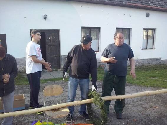 Stavění májky - Oficiální stránky obce Budkov u Husince