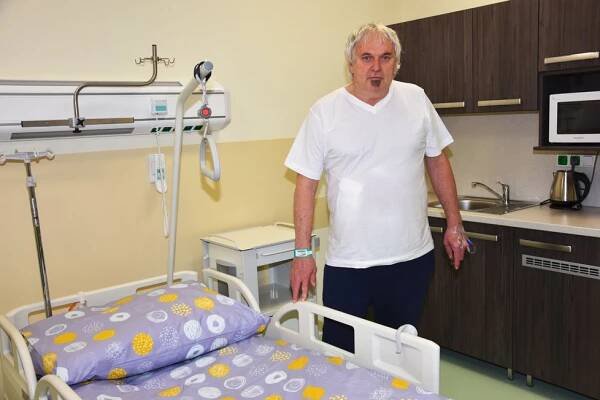 Klid, soukromí i přítomnost blízkých: V plzeňské fakultní nemocnici otevřeli prémiové pokoje „jako v hotelu“