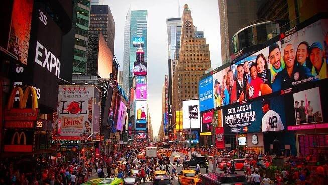 Na záchod? Ani náhodou. Tisíce lidí na Times Square oslavují Nový rok s plenkami a prázdnými PETkami