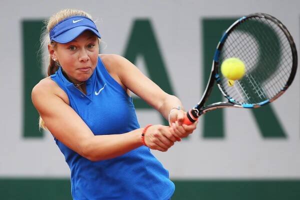 Amanda Anisimova of the U.S. returning a tennis ball.