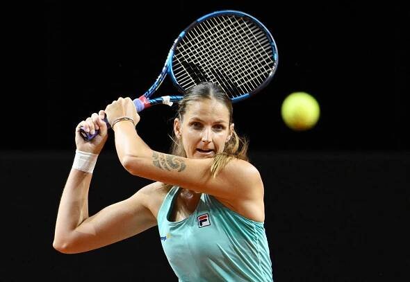 Plíšková postoupila, soupeřka vzdala. Na trávě jdou dál i Nosková a Siniaková