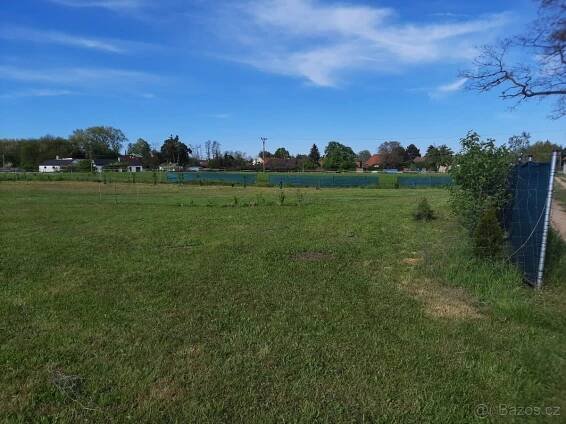 PRONÁJEM POZEMKU 300 M2 U ROUDNICE NAD LABEM - Z PRAHY D8
