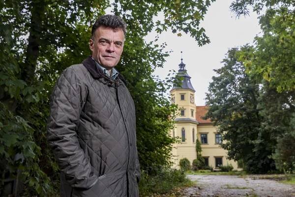 "Ze stromů, které teď sázím, už stín neuvidím," říká Tomáš Czernin - Ecoista