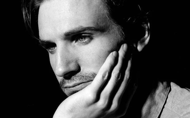Reflective Portrait of Joseph Fiennes Wallpaper