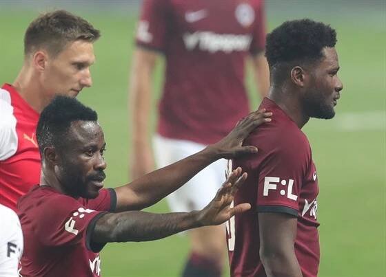 Benjamin Tetteh ze Sparty (vpravo) opouští v doprovodu Guélora Kangy hřiště,...
