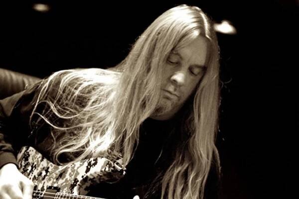 Nechcete koupit kytaru po Jeffu Hannemanovi? | Spark Rock Magazine