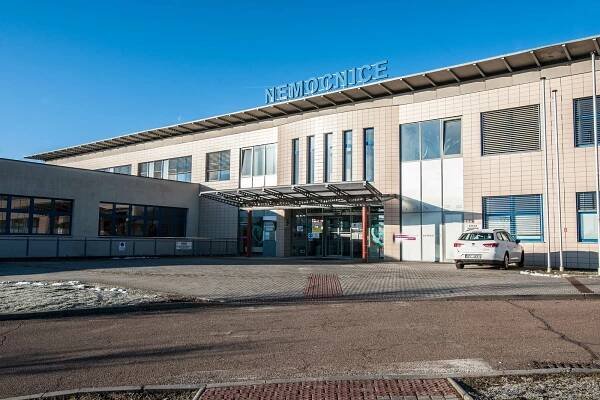 Mají silně zasažené plíce. Po příjezdu do nemocnice končí někteří rovnou na ARO