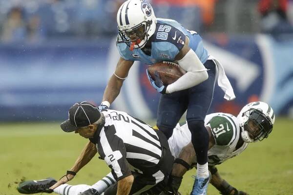 Titans wide receiver Nate Washington collides with back judge Billy Smith after catching a 77-yard touchdown pass over Antonio Cromartie.