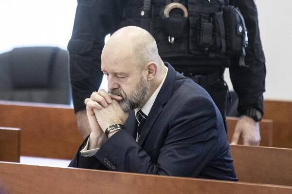 Dlhoočakávaná bodka za kauzou zmenky sa opäť odkladá. Rusko na súd neprišiel, hrozí mu väzba