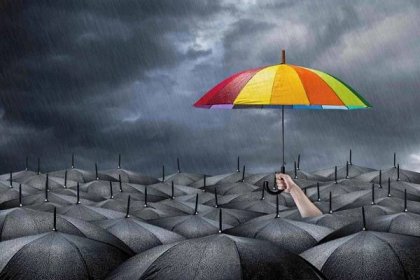 Stáhnout - Duhový deštník v hmotnosti černé deštníky — Stock obrázek