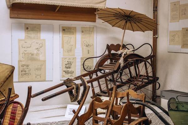 Galerie | Muzeum starožitných kočárků, panenek a patentních listin v Náchodě