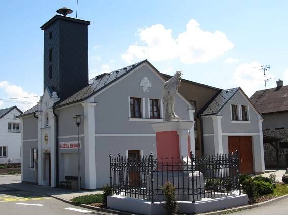Soubor:Velké Hoštice, hasičská zbrojnice.jpg