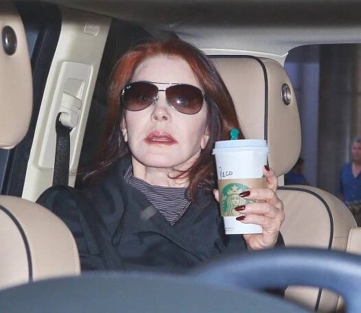 Priscilla Presley se nesmířila s vráskami a nasadila na ně 'odborníky'. Takhle to dopadlo