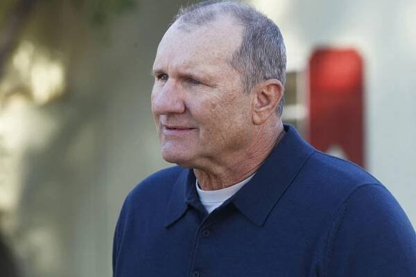 Taková moderní rodinka - Auta, vlaky, letadla - Z filmu - Ed O'Neill