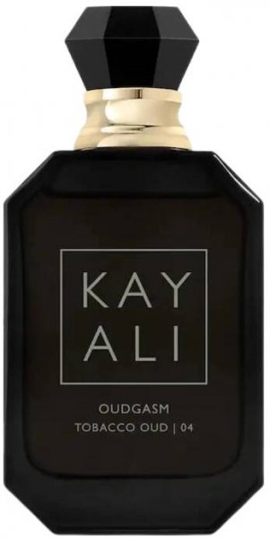 Hřejivá vůně Oudgasm Chocolate Oud I 11, od značky Kayali nabízí rafinovanou směsí kořeněného rumu, karamelizovaného jablka se sladkými a kořeněnými tóny, které doplňují kosatec, kadidlo a základ z kakaa a čokoládového oudu. Parfém pořídíte za 3450 Kč.