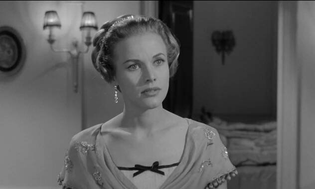 Honor Blackman jako Pussy Galore (Goldfinger, 1964)