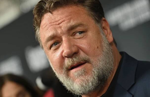 Russell Crowe standing on a red carpet
