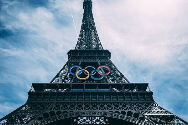 Letní olympijské hry 2024 a kontroverze: Sexistický moderátor a znesvěcená Seina