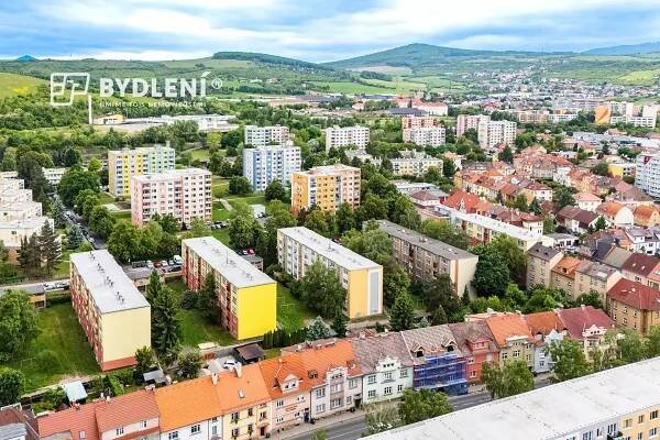 panelový dům a okolí