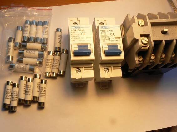 DC jističe, stykač 3F/ 500V, 20ks pojistek 10x 38