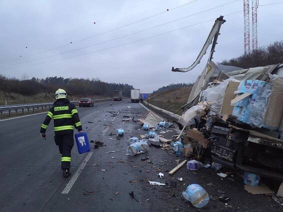 FOTO: Zablokovaná dálnice D1 od Brna, u Říčan havarovaly dva kamiony