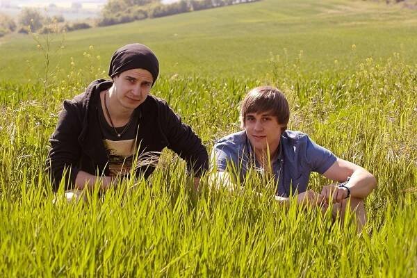 Hektolitry alkoholu a podprsenky na stole: Mladý český herec si natáčení seriálu užil se vší parádou