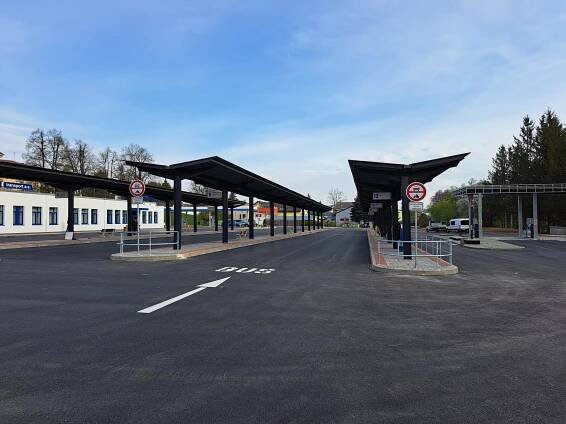 V Dačicích mají zmodernizované autobusové nádraží. K vnitřním prostorům přibyly i venkovní | Icom