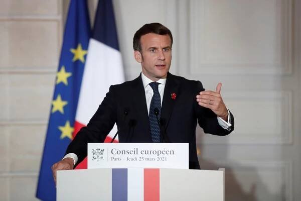 Napoleon, De Gaulle, Macron? Generálové chtějí kvůli muslimům svrhnout prezidenta. Mají v tom tradici