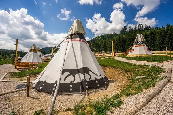 Zážitkový pobyt ve Slovenském ráji s polopenzí: nocování v teepee, dostavníku i chaloupce, jízda na koni