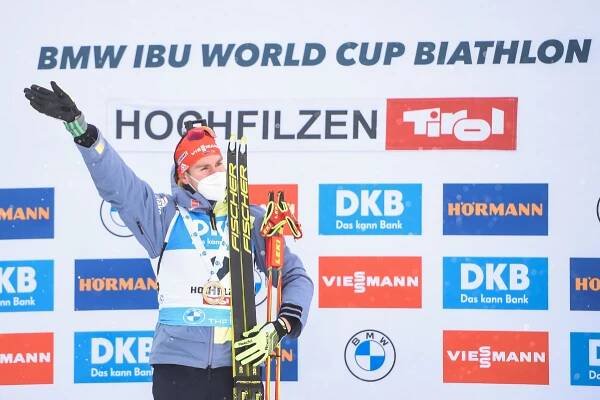 SP Hochfilzen: Johannes Kühn vyhrál první závod v kariéře, Smolski poprvé na pódiu