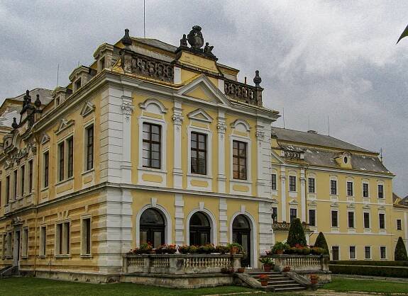Soubor:Zámek Lysá nad Labem, Zámecká 21, Lysá nad Labem -část s čestným dvorem.JPG