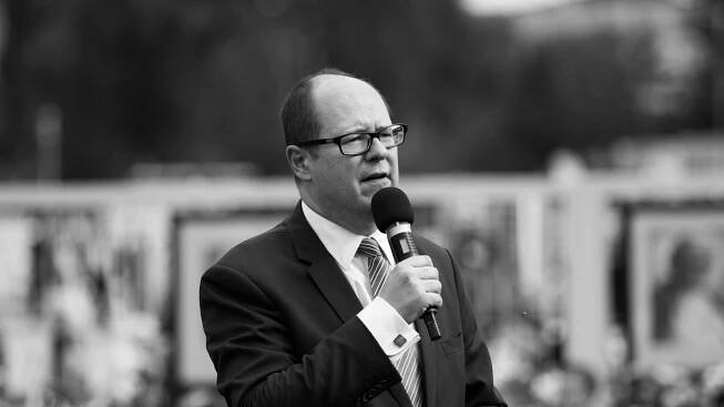 Mayor Paweł Adamowicz stabbed on stage