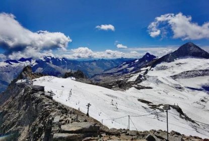 Der Ausblick von der Gefrorenen Wand auf den Hintertuxer Gletscher, rechts im Bild der Olperer (3476 Meter)