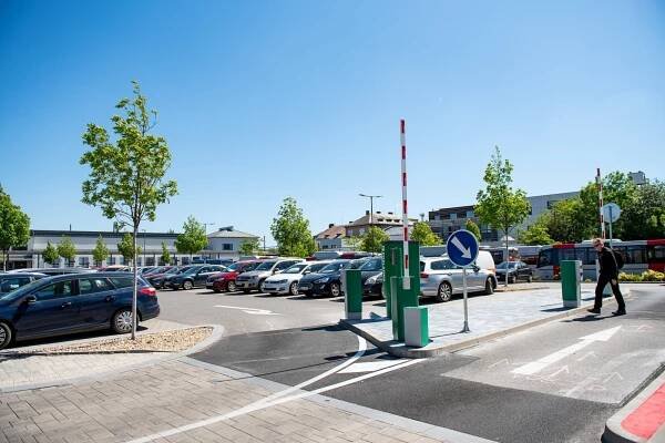 Na parkovišti u nádraží řidiči narazí na novou závoru a platební terminál