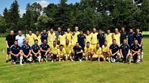 OBRAZEM: Fotbalový Výběr kraje zdolal slavící hráče Strunkovic o jediný gól