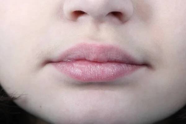 Krásná dívka tvář zavřít nahoru a krásné růžové rty — Stock obrázek