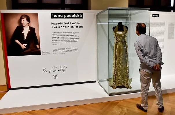 Česká „Coco Chanel“ oblékala Mandlovou i Gollovou: Šaty Hany Podolské vystavuje Uměleckoprůmyslové muzeum