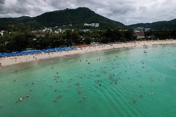 Thajský Phuket se potýká s náporem turistů. A také odpadků
