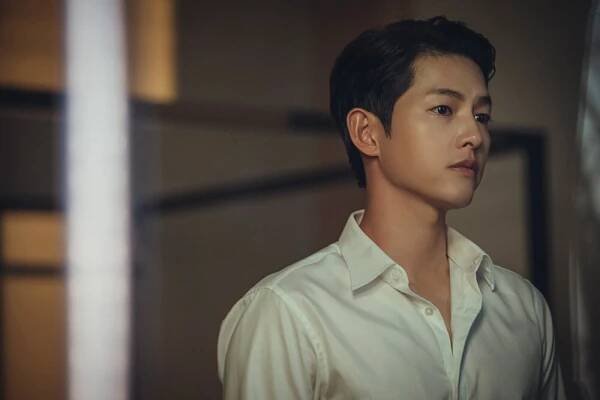 Song Joong Ki se kvůli roli mafiána v seriálu Vincenzo musel naučit italsky. Bylo to těžší, než čekal - Netflixer